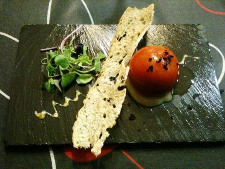 Restaurante en Valencia Tomate Pentxar relleno de brandada de anchoa